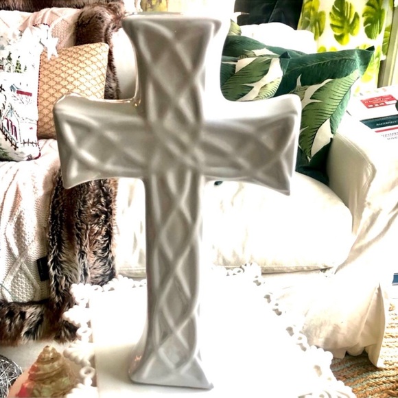 NWT! Large White Ceramic Patterned Chunky Cross - Picture 2 of 5